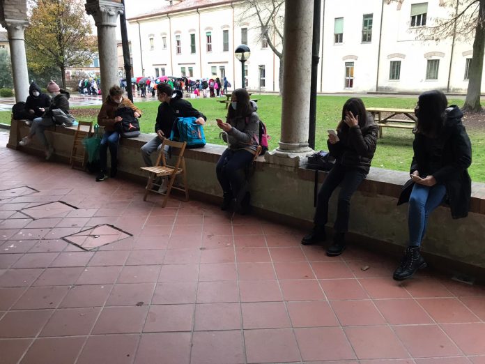 Torna la protesta contro la didattica a distanza. Domani ci sarà un presidio anche al Liceo D'Este