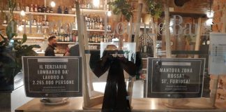 A lutto le vetrine della città in segno di protesta contro il lockdown. “Pericolo di gravi ricadute occupazionali”