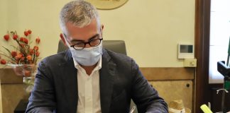 Ordinanza Palazzi in vigore dal 19: tolleranza zero su assembramenti. Il 24 consumazioni solo dentro ai locali, strade a rischio chiusura Covid, Mantova: il sindaco Palazzi pronto a ordinanza anti assembramenti