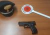 Pistola scacciacani sotto al sedile: denunciato 42enne