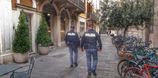 Insulti e minacce ai passanti, sputi agli agenti: arrestato pregiudicato 52enne