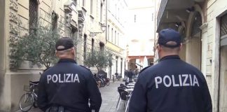 La rintraccia dopo il furto dal messaggio sul cellulare, scoppia lite e scatta arresto