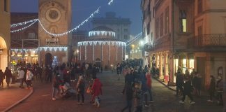 Ore decisive per la “stretta natalizia”. Il governo valuta una deroga per pochi congiunti per vigilia e Natale Ore decisive per la "stretta natalizia". Il governo valuta una deroga per pochi congiunti per vigilia e Natale