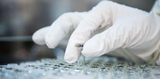 Università di Oxford: “Il rischio di trombosi è più alta con il Covid che con il vaccino” AstraZeneca interviene sulle polemiche seguite alla notizia data lo scorso sabato dalle Regioni di un taglio del 15% delle forniture del vaccino contro il Covid. "Stiamo lavorando per rispettare l’impegno di consegnare all’Italia 4,2 milioni di dosi nel primo trimestre, con l’obiettivo di superare i 5 milioni", ha spiegato in una nota l'Azienda farmaceutica. "Con la terza consegna che è stata effettuata ieri, siamo contenti di aver fatto arrivare già più di 1 milione di dosi. Per le prossime settimane sono pianificate altre tre consegne per 1 milione di dosi addizionali e successivamente altre consegne per raggiungere alla fine del mese di marzo il totale previsto per il primo trimestre", aggiunge AstraZeneca. "I processi di produzione dei prodotti biologici come questo vaccino sono complessi - prosegue la nota - e una moltitudine di fattori produttivi e di test di qualità che vengono minuziosamente fatti su ogni lotto possono avere un impatto sulla data, frequenza e numero di dosi di ogni consegna. Per questo motivo la consegna effettuata ieri è risultata inferiore di circa il 7% rispetto alle previsioni, ma allo stesso modo le consegne della settimana precedente erano leggermente superiori al previsto. Purtroppo lavoriamo senza nessuna riserva che ci possa dare margine per gestire la normale variabilità del processo produttivo dato che ogni dose prodotta viene immediatamente resa disponibile. Siamo in costante contatto con il Commissario Arcuri al fine di tenerlo aggiornato tempestivamente". Quanto poi alle notizie su presunti mediatori che propongono la vendita di vaccini a Stati e singole Regioni: "Vogliamo ribadire che AstraZeneca si è impegnata a fornire dosi esclusivamente a governi o organizzazioni governative e non vi è alcuna fornitura, vendita o distribuzione del vaccino al settore privato.