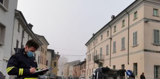 Spettacolare incidente: auto si ribalta all’ingresso del paese