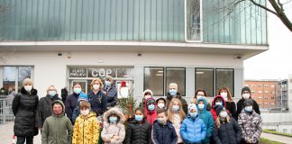 Dalla scuola primaria Don Mazzolari un albero di Natale per il Carlo Poma con i messaggi di auguri dei bimbi