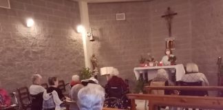 A Natale, alla Rsa Belfanti di Ostiglia gli ospiti hanno ricevuto la comunione dalla Oss Oriana A Natale, alla Rsa Belfanti di Ostiglia gli ospiti hanno ricevuto la comunione dalla Oss Oriana