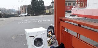 Una discarica davanti all’ex Cityper: tra i rifiuti anche una lavatrice