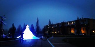 Scambio di auguri ai tempi del Covid. The big violinist si è esibita in piazza senza pubblico