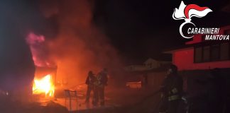 Rimessa distrutta dalle fiamme a San Giorgio Bigarello, i carabinieri mettono in salvo il proprietario