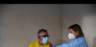 Al Poma fatte le prime 50 vaccinazioni anti-Covid, il primo è stato il medico di famiglia Parenti. “Vaccinarsi è fondamentale”