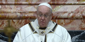 Papa Francesco alla messa di Natale: “oggi Dio ci dice di non perderci d’animo”