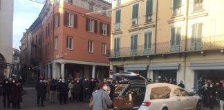 “Andrea uno di noi”, il coro dei tifosi dà l’ultimo saluto a Corbari dopo i funerali. E il tifo avversario si unisce nel suo ricordo