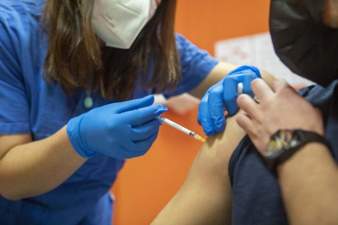 Covid, chiunque può prenotare il vaccino in Lombardia: la falla del link aperto