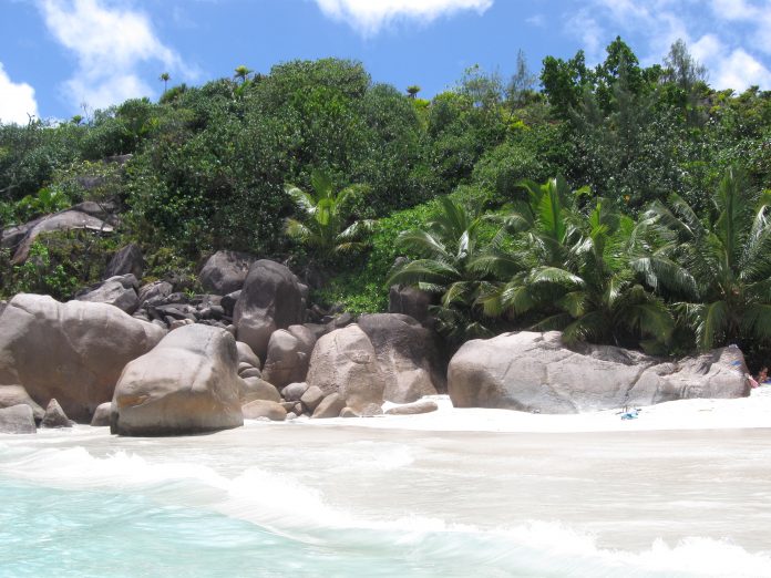 Le Seychelles riaprono ai turisti ma solo se vaccinati Covid