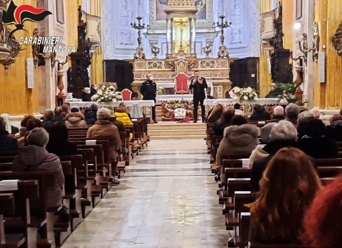 Carabinieri in chiesa dopo la messa dell'Epifania per mettere in guardia contro le truffe agli anziani