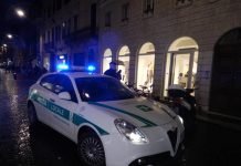 Mantova, dal prossimo weekend Polizia Locale in servizio fino alle 2 di notte Lunedì la decisione sullo spostamento del coprifuoco alle 23 e sui centri commerciali