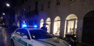 Minorenne ubriaco ai Giardini Viola se la prende con i passanti: era scappato da una comunità Lunedì la decisione sullo spostamento del coprifuoco alle 23 e sui centri commerciali