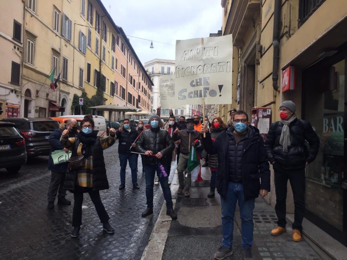 Ristoratori, manifestazione a piazza del Popolo: «Fateci riaprire dal 1° febbraio»