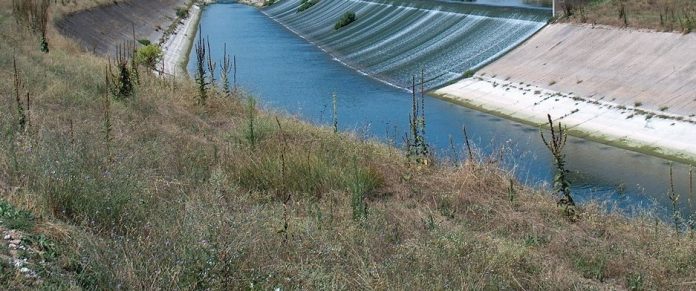 Sta per buttarsi dal ponte del Diversivo ma i carabinieri la afferrano in extremis salvandola