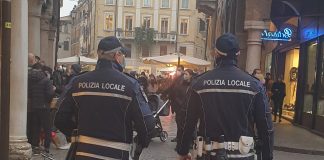 Commercio abusivo in piazza Sordello: due venditori multati, merce sequestrata