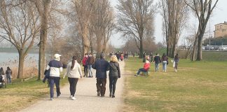 Covid, crollano i contagi. Giù per la prima volta anche i decessi