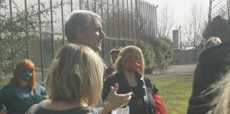 Corneliani, i lavoratori entrano in fabbrica per incontrare l’ad. Scintille tra il dirigente e i sindacati