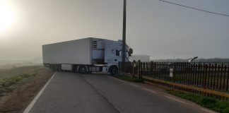 Si scontra in auto contro un camion a causa della fitta nebbia. Illeso ragazzo di 20 anni