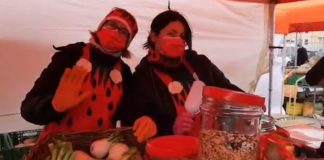 Al mercato contadino di Borgochiesanuova produttori in maschera per festeggiare il Carnevale