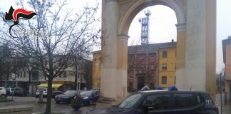 Si presentano al bar con due scacciacani e sparano dei colpi a salve: denunciati