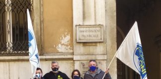 Flash mob di Fratelli d’Italia: “Italia a rischio di una bomba migratoria” Flash mob di Fratelli d'Italia: "Italia a rischio di una bomba migratoria"