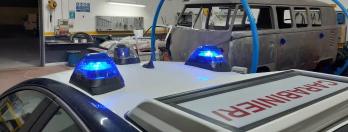 Furto di un portafoglio con 500 euro in officina: un arresto e una denuncia