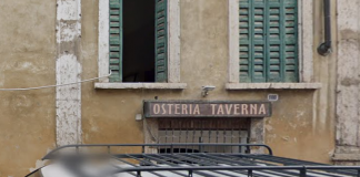 Fuori dal bar assembramento di pregiudicati, uno di loro aggredisce gli agenti. Chiusa 15 giorni la Taverna del Cento