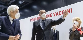 Mattarella visita il centro vaccinale “La Nuvola” a Roma