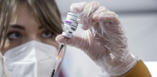 AstraZeneca e vaccino: quali sono i sintomi e cosa fare AstraZeneca e vaccino: quali sono i sintomi e cosa fare