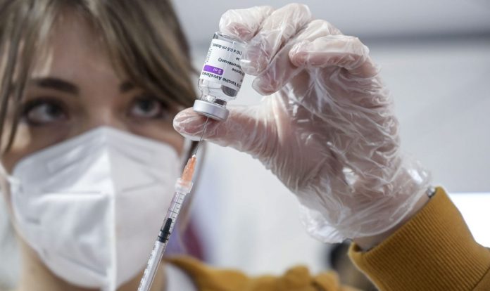 AstraZeneca e vaccino: quali sono i sintomi e cosa fare