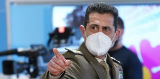 Figliuolo: “Vaccini, decisivo aprile. Se il sistema regge chiusura a settembre” Figliuolo e Curcio vaccinati con AstraZeneca a Roma