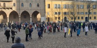 In cento in piazza per chiedere: “Rientro a scuola il prima possibile”