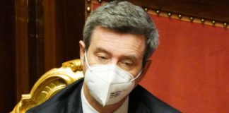 Orlando “Stop licenziamenti fino a ottobre per chi non ha cig” Milano - Il Governo porterà fino a giugno il blocco dei licenziamenti per quei lavoratori che dispongono di ammortizzatori sociali ordinari (come ad esempio la cassa integrazione), per tutti gli altri si andrà fino in autunno. Il prevvedimento resterà così in vigore fino a ottobre, consentendo al governo di varare una riforma degli ammortizzatori sociali. Lo ha detto il ministro del Lavoro, Andrea Orlando intervistato da Radio anch'io spiegando che entro marzo-aprile dovrebbe essere varato il documento politiche sugli ammortizzatori sociali. Da luglio via libera ai licenziamenti, ma solo per le grandi aziende in crisi di Valentina Conte 11 Marzo 2021 Il ministro ha parlato anche della possibile revisione del reddito di cittadinanza. "Ci stiamo lavorando, faremo una analisi di quello che è avvenuto. Credo che dovremo lavorare in due direzioni: rafforzare la parte che spinge per le politiche attive del lavoro, con meccanismi che facilitino di più l'accesso al lavoro e contemporamente consentire anche di superare alcuni ostacoli che precludono l'accesso. Non dobbiamo disincentivare la ricerca del lavoro".