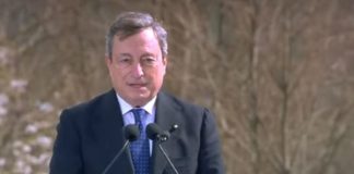 “Non possiamo abbracciarci, ma oggi dobbiamo sentirci tutti più uniti. Lo Stato c’è e ci sarà”. Draghi alla cerimonia per le vittime del Covid