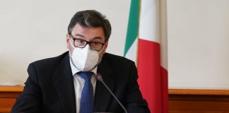 Giorgetti “Porre le basi per produrre i vaccini in Italia”