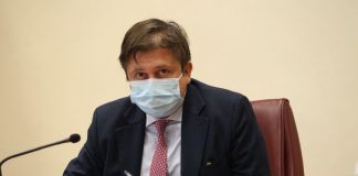 AstraZeneca, Sileri: “L’Italia va avanti ma Ema chiarisca sulle fasce d’età” AstraZeneca, Sileri: "L'Italia va avanti ma Ema chiarisca sulle fasce d'età"