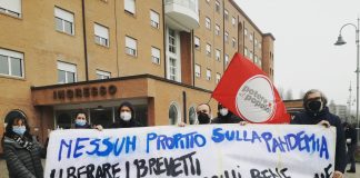 Potere al Popolo in piazza contro il monopolio dei vaccini: “Nessun profitto sulla pandemia”