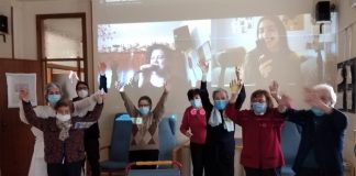 I “Cantanti a distanza” intrattengono gli ospiti del Mazzali