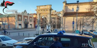 Danneggia due auto delle Poste di Viadana: denunciato un minorenne