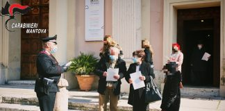 Vademecum contro le truffe, i Cc fanno volantinaggio davanti alla chiesa di Viadana