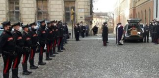 Ieri in Duomo l’addio al maresciallo Taurino. Si attendono i risultati dell’autopsia