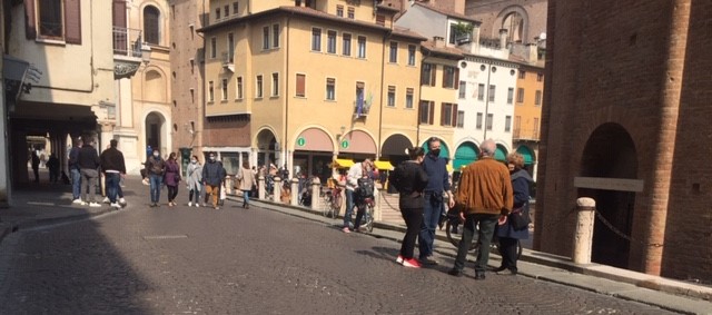 Lombardia verso la zona arancione dal 12 aprile: parametri in calo, ancora alti quelli delle terapie intensive