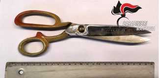 Castel d’Ario, nei pressi del Postamat con una grossa forbice: denunciato 38enne