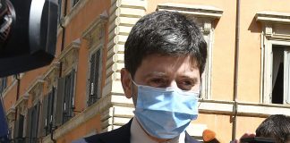 Covid, Speranza: “Lavoriamo a green pass ma serve ancora prudenza”